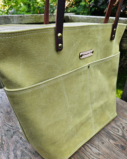 Canvas Tote in Avocado