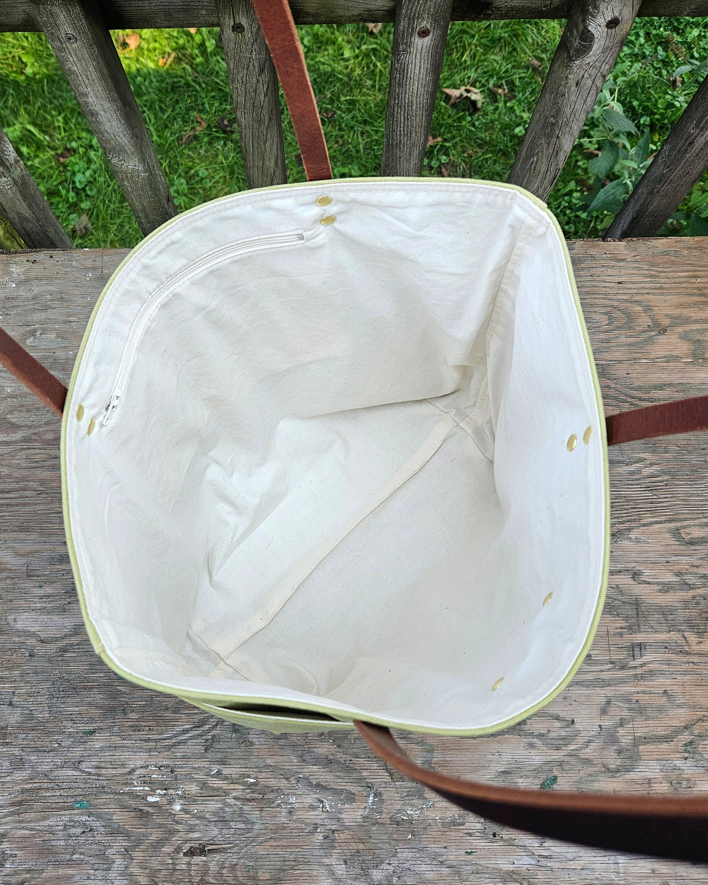 Canvas Tote in Avocado